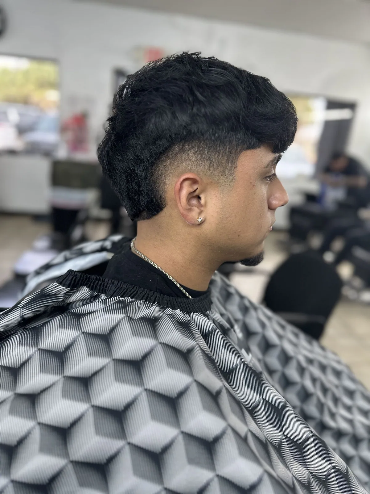 Textured taper with a longer rounded top and crisp temple blend